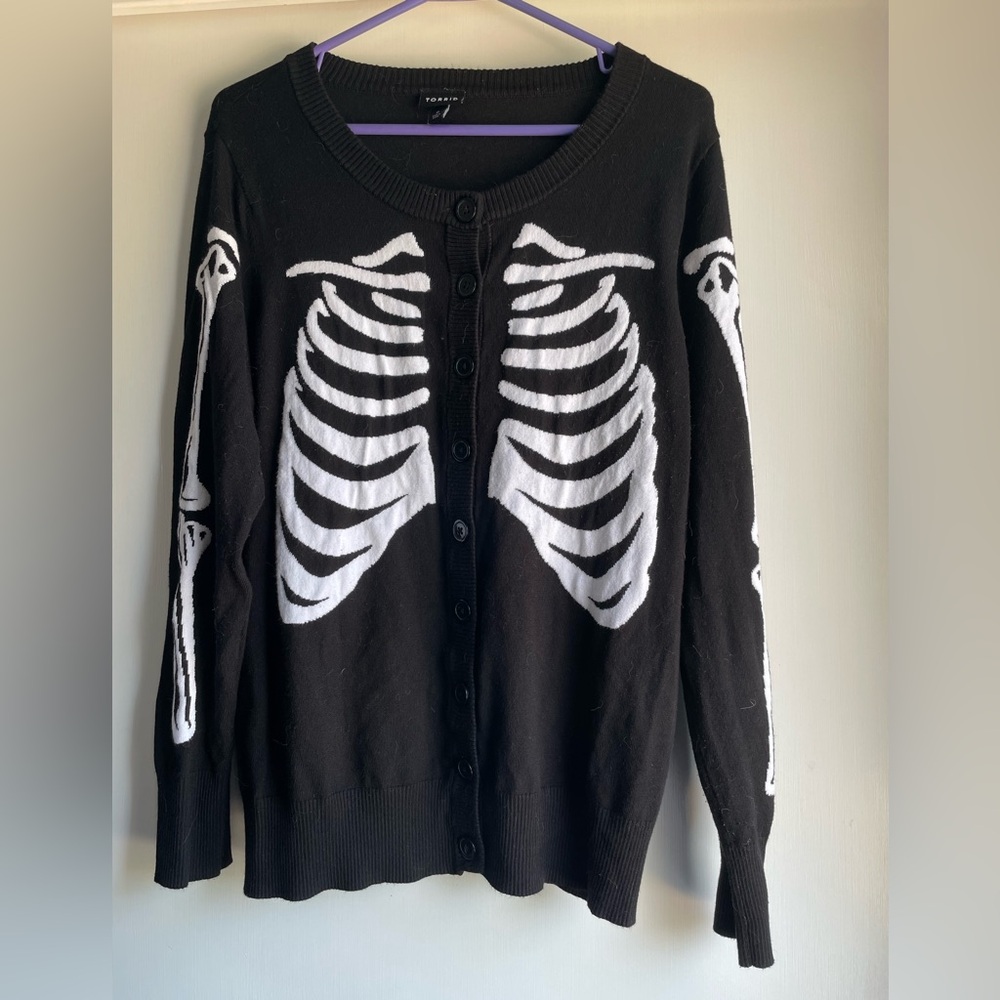 🖤🤍 Torrid Crewneck Ribcage Cardigan 🖤🤍